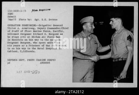 Feldwebel Richard G. Burgess, ein US-Marine, der über sechs Jahre lang als Kriegsgefangener in Vietnam festgehalten wurde, wird von Brigadegeneral Victor A. Armstrong auf der Hickem Air Force Base in Honolulu begrüßt. Burgess ist auf dem Weg zum Naval Hospital in Oakland, Kalifornien. (Hinweis: Da bereits eine detaillierte Beschriftung zur Verfügung steht, wird versucht, die wichtigsten Informationen in 50 Wörter zu komprimieren.) Stockfoto