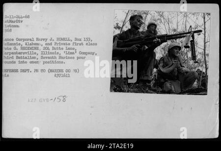 Amerikanische Soldaten der Lima Company, Third Battalion, Seventh Marines, die im Vietnamkrieg 1968 im Kampf waren. Der Corporal Harry J. Howell aus McKenzie, Alabama, und der private First Class Pete G. Heckwine aus Carpentersville, Illinois, sind beim Schuss auf feindliche Positionen zu sehen. Das Foto wurde vom Verteidigungsministerium aufgenommen. Stockfoto