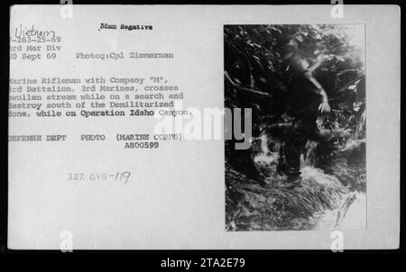 Ein Marineschützer der Kompanie M, 3rd Battalion, 3rd Marines überquert am 20. September 1969 einen aufgeschwollenen Fluss während der Operation Idaho Canyon südlich der entmilitarisierten Zone in Vietnam. Foto von CPL Zimmerman. Stockfoto