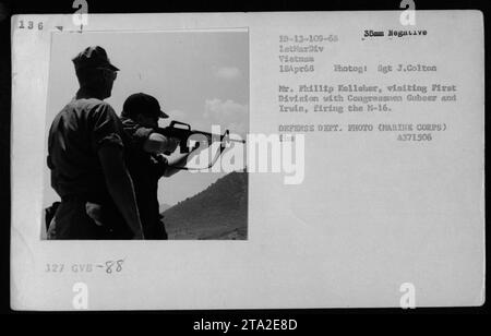 Der Kongressabgeordnete Phillip Kelleher, begleitet von den Kongressabgeordneten Gubser und Irwin, besucht 1968 die erste Division in Vietnam. Auf diesem Foto wird Kelleher gesehen, der ein M-16-Gewehr abfeuert. Das Bild wurde von Sgt J. Colton am 18. April 1968 als Teil der Dokumentation der amerikanischen Militäraktivitäten während des Vietnamkriegs aufgenommen. Stockfoto