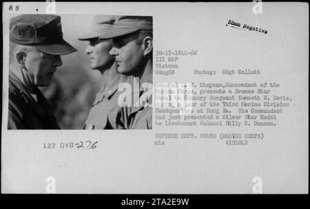 Das Foto zeigt General Leonard F. Chapman, Kommandeur des Marine Corps, während einer Tour durch das Hauptquartier der dritten Marine Division in Dong Ha eine Bronzesternmedaille überreicht. Am 6. August 1968 hatte er Lieutenant Colonel Milly R. Duncan eine Silver Star Medal verliehen. Stockfoto