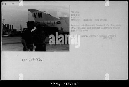 Generalleutnant Leonard F. Chapean Jr. besucht am 12. Dezember 1966 das Gebiet der Marine Aircraft Group (3)-12. Das Foto zeigt Offiziere und Beamte, darunter Präsident Lyndon Johnson und Oberst P X Kelley, während dieses Besuchs. Dieses Bild wurde von 8gt Evans aufgenommen und ist Teil der amerikanischen Militäraktivitäten während des Vietnamkriegs. Stockfoto