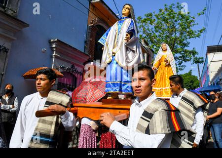 Mexikanische männliche Gläubige tragen den religiösen Palanquin während der Karfreitagvorprozession in der Karwoche in Oaxaca de Juárez, Mexiko Stockfoto