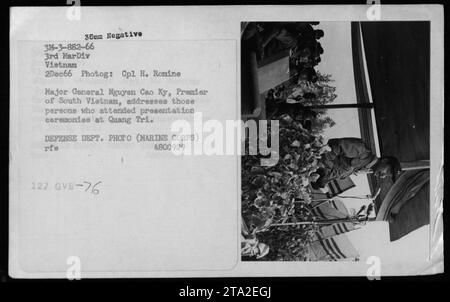 Generalmajor Nguyen Cao Ky, Premierminister von Südvietnam, spricht am 2. Dezember 1966 bei einer Zeremonie in Quang Tri. Die Veranstaltung wurde von verschiedenen Personen besucht, wie auf dem Foto von CPL H. Romine vom 3. MarDiv Vietnam zu sehen ist. Dieses Bild ist mit freundlicher Genehmigung des Verteidigungsministeriums. Stockfoto