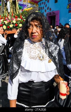 Mexikanische Gläubige, die eine Kerze hält, Karfreitag, Morning Silent Prozession, Stadt Oaxaca, Mexiko Stockfoto