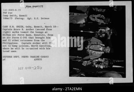 Der US-Marine-Kapitän Bruce R. Archer trifft zusammen mit elf weiteren Rückkehrern am 18. März 1973 auf der Hickam Air Force Base in Honolulu ein, nachdem er während der Operation Homecoming von den Philippinen zurückgebracht wurde. Sie werden sich mit ihren Lieben wieder vereinen und Captain Archer wird schließlich nach Camp Lejeune, North Carolina, reisen. (Hinweis: Die angegebenen Informationen sind Teil der Bildunterschrift.) Stockfoto