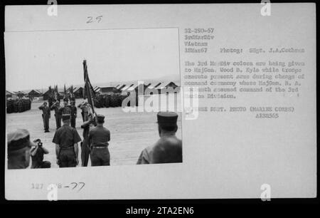 Major General Wood B. Kyle erhält die Farben der 3. Marine-Division, während Truppen während einer Zeremonie zum Kommandowechsel am 18. März 1967 Waffen präsentieren. Die Zeremonie markierte die Übernahme des Kommandos durch Generalmajor B. A. Bochauth. Dieses Foto wurde von SSgt aufgenommen. J.A. Cothran und ist Teil der Sammlung von Bildern des Verteidigungsministeriums, die die amerikanischen militärischen Aktivitäten während des Vietnamkriegs dokumentieren." Stockfoto