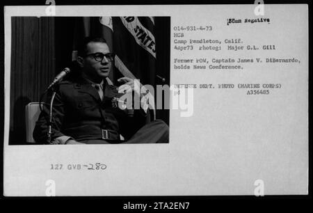 Captain James V. DiBernardo hält am 4. April 1973 während der Operation Homecoming eine Pressekonferenz im MCB Camp Pendleton, Kalifornien, ab. die Rückführung von Kriegsgefangenen aus der US-Marine. Stockfoto