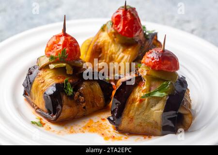 Traditionelle türkische Küche; Kofte Kebab in Auberginen verpackt (türkischer Name; Islim - Islim Kebabi oder kurdan Kebabi) Stockfoto