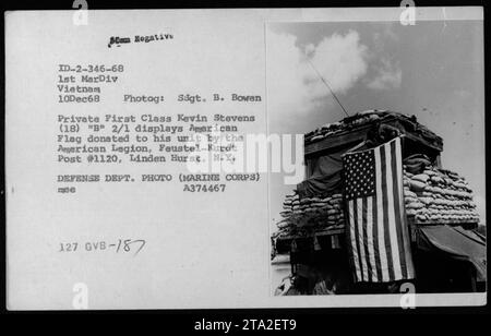 U.S. Marine, privater First Class Kevin Stevens (18 Jahre), aus 'B' 2/1 Einheit des 1. MarDiv Vietnam, mit amerikanischer Flagge gespendet von der American Legion, Feustel-Kurdt Post #1120, Linden Hurst, N.Y. Foto aufgenommen am 10. Dezember 1968 während Flaggenzeremonien. Bild-ID: 2-346-68. Foto des Verteidigungsministeriums von SSgt. B. Bowen (A374467). Stockfoto