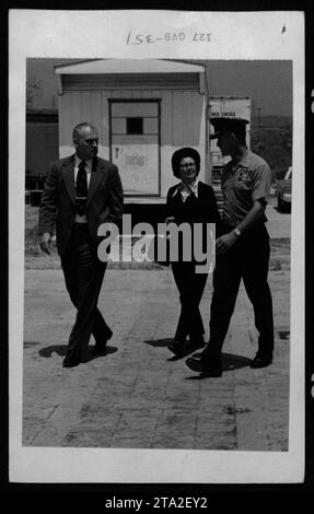 Vietnamesische Flüchtlinge in den USA, darunter Claudia Cardinale, Nguyen Cao Ky, Rosemary Clooney und Betty Ford, treffen Sie sich am 17. Mai 1975. Sie werden bei einem Besuch des Roten Kreuzes fotografiert. Stockfoto