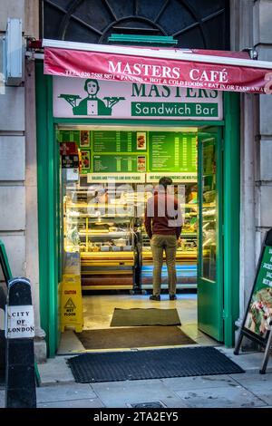 LONDON, 13. NOVEMBER 2023: Masters Cafe in der Throgmorton Street in der City of London Stockfoto