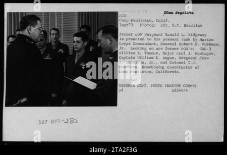Am 2. April 1973 wird der ehemalige Kriegsgefangene Ronald L. Ridgeway vom Marine Corps Commandant General Robert E. Cushman Jr. in Camp Pendleton, Kalifornien, befördert, Zeuge anderer ehemaliger Kriegsgefangener wie CWO-3 William E. Thomas, Major Paul J. Montague, Captain William K. Angus, Sergeant Jose J. Anzaldua Jr. und Colonel T.J. Woodburn. Stockfoto
