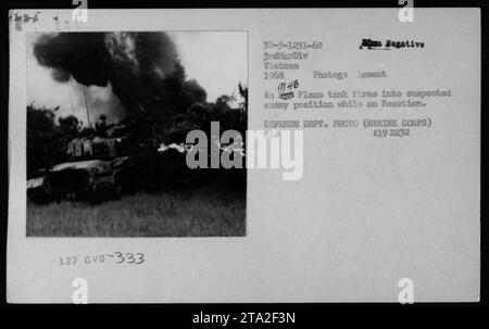 Marine Corps M48 Panzer im Einsatz während des Vietnamkrieges 1968. Die Panzer, die als GVB-333 identifiziert wurden, waren Teil der Operationen der 3rd Marine Division in Vietnam. In diesem Bild ist ein Flammentank zu sehen, der als Teil eines Reaktionsmanövers in eine vermutete feindliche Position feuert. Dieses Foto ist ein negativ, das von Militärfotografen des Verteidigungsministeriums aufgenommen wurde. Stockfoto