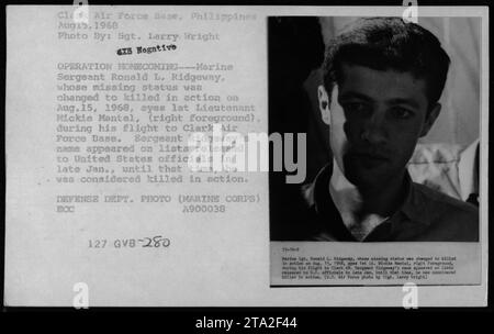 Marineschützer Ronald L. Ridgeway, der am 15. August 1968 vermisst und später als getötet erklärt wurde, wird an Bord eines Fluges zur Clark Air Force Base auf den Philippinen gesehen, fotografiert von Larry Wright während der Operation Homecoming. Stockfoto