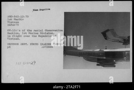 Ein Paar von OV-10A Bronco Flugzeugen aus der Aerial Observation Section der 1st Marine Division wird im Flug über die Republik Vietnam gesehen. Dieses Foto wurde am 24. Februar 1970 aufgenommen und ist Teil der Sammlung amerikanischer Militäraktivitäten während des Vietnamkriegs. Stockfoto