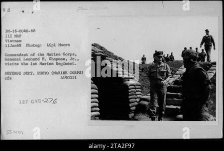 General Leonard F. Chapman, Jr., Kommandant des Marine Corps, besucht am 11. Januar 1968 das 1. Marine-Regiment in Vietnam. Auf diesem Foto sieht man ihn bei seinem Besuch mit Beamten und Beamten treffen. Dieses Bild ist ein 35 mm Negativbild vom Verteidigungsministerium. Stockfoto