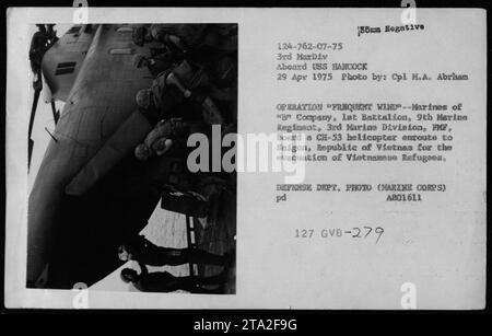 Marines der B Company, 1. Bataillon, 9. Marine-Regiment, 3. Marine-Division, besteigen am 29. April 1975 einen CH-53 Hubschrauber an Bord der USS Hancock, während der Operation Frequent Wind, um vietnamesische Flüchtlinge aus Saigon zu evakuieren, fotografiert von CPL H.A. Abrham. Stockfoto