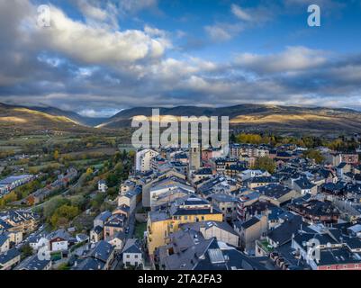 Luftaufnahme der Stadt Puigcerdà und ihrer ländlichen Umgebung an einem Herbstmorgen (Cerdanya, Katalonien, Spanien, Pyrenäen) Stockfoto