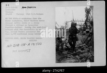 Ein Mörser des Ersten Bataillons, der dritten Marines, wird hier gesehen, wie er sich während einer Dorflehre bei der Operation Napoleon-Saline am 5. Mai 1968 durch Schutt bewegte. Diese Operation führte zu über 1.000 bestätigten Feinden. Dieses Foto wurde von LCpl R.E. Stetson mit einer 6-mm-Kamera aufgenommen. (Beschriftung basierend auf bereitgestellten Informationen) Stockfoto