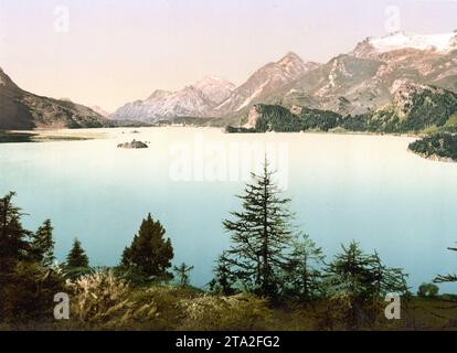 Blick über das obere Engadin, Oberengadin, und den Silsersee, Alpenlandschaft, Graubünden, Schweiz, Historisch, um 1900, digital restaurierte Reproduktion nach einem Original aus dem 19. Jahrhundert / Blick über das Oberengadin, Oberengadin und den Silsersee, Alpenlandschaft, Graubünden, Schweiz, historisch, um 1900, digital restaurierte Reproduktion nach einem Original aus dem 19. Jahrhundert Stockfoto