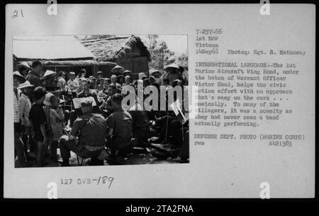 Bildunterschrift: Die 1st Marine Aircraft Wing Band, geführt von Warrant Officer Victor Shul, tritt am 14. September 1966 in einem kleinen Dorf in Vietnam auf. Der musikalische Beitrag der Band unterstützt die bürgerlichen Aktionen und amüsiert die Dorfbewohner, die noch nie eine Live-Performance erlebt haben. Dieses Foto des Verteidigungsministeriums von Sgt. R. Hathaway fängt den einzigartigen Moment ein. Stockfoto