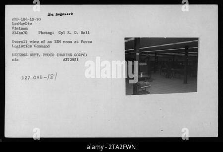 Am 23. Januar 1970 zeigt ein Gesamtbild des IBM-Raums des Force Logistical Command in Vietnam Ausrüstung und Datenverarbeitungsaktivitäten, die amerikanische Militäroperationen unterstützen, fotografiert von CPL R.D. Bell. Stockfoto