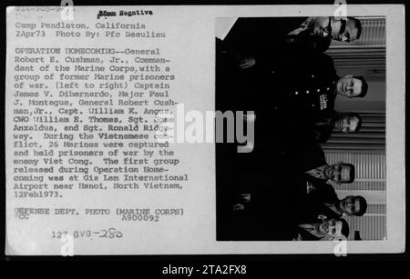 Am 2. April 1973 wird General Robert E. Cushman Jr. in Camp Pendleton, Kalifornien, mit ehemaligen Kriegsgefangenen der Marine fotografiert, darunter Captain James V. DiBernardo, Major Paul J. Montague, Kapitän William K. Angus, CWO William E. Thomas, Sgt. Jose Anzaldua und Sgt. Ronald Ridgeway während der Operation Homecoming. Die Veranstaltung markierte die Rückführung von 26 Kriegsgefangenen aus Vietnam. Stockfoto