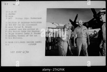 Generalleutnant Victor H. Krulak wird am 3. Februar 1966 von Generalmajor Lewis J. Fields auf der Futena Marine Corps Air Station begrüßt. Dieses Foto ist Teil einer Serie von Fotografien, die die amerikanischen militärischen Aktivitäten während des Vietnamkriegs dokumentieren. Stockfoto