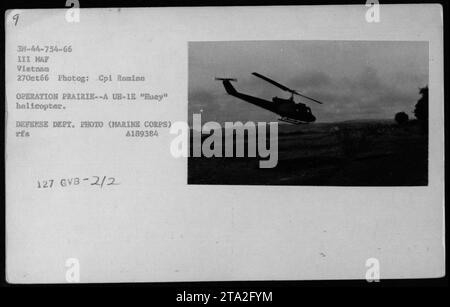 Ein UH-1E 'Huey' Hubschrauber, der während der Operation Prairie in Vietnam am 27. Oktober 1966 eingesetzt wurde. Dieses Foto wurde von CPL. Romine aufgenommen, die zum III. MAF gehört, und ist Teil einer Serie, die die amerikanischen Militäraktivitäten während des Vietnamkriegs feststellt. FOTO DES VERTEIDIGUNGSMINISTERIUMS (MARINE CORPS). Stockfoto