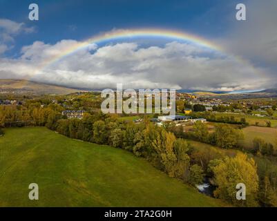 Luftaufnahme der Stadt Puigcerdà umgeben von einem Regenbogen (Cerdanya, Katalonien, Spanien, Pyrenäen) ESP: Vista aérea de Puigcerdà y un arco Iris Stockfoto