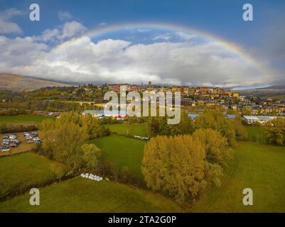 Luftaufnahme der Stadt Puigcerdà umgeben von einem Regenbogen (Cerdanya, Katalonien, Spanien, Pyrenäen) ESP: Vista aérea de Puigcerdà y un arco Iris Stockfoto