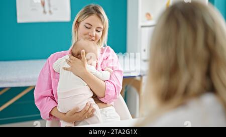 Mutter und Tochter umarmen sich während der ärztlichen Beratung in der Klinik Stockfoto