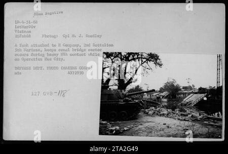 Ein Panzer der H Company, 2. Bataillon 5. Marines, sichert den Kanal-Brückensektor während des schweren IVA-Kontakts während der Operation Hue City am 20. Februar 1968. Dieses Foto wurde von CPL H. J. Smedley aufgenommen und ist ein offizielles Foto des Verteidigungsministeriums aus dem Vietnamkrieg. Stockfoto