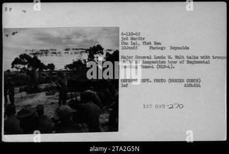 Generalmajor leiht W. Walt Gespräche mit Truppen während einer Inspektionsreise des Regimentslandeteams in Chu Lai, Vietnam am 10. Juni 1965. Dieses Foto zeigt Offiziere und Beamte, darunter Präsident Lyndon Johnson und Oberst P X Kelley. Stockfoto