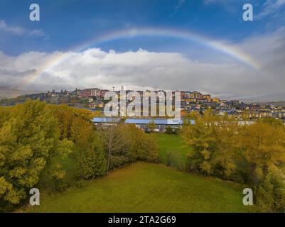 Luftaufnahme der Stadt Puigcerdà umgeben von einem Regenbogen (Cerdanya, Katalonien, Spanien, Pyrenäen) ESP: Vista aérea de Puigcerdà y un arco Iris Stockfoto