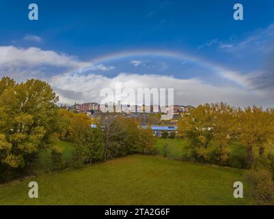 Luftaufnahme der Stadt Puigcerdà umgeben von einem Regenbogen (Cerdanya, Katalonien, Spanien, Pyrenäen) ESP: Vista aérea de Puigcerdà y un arco Iris Stockfoto