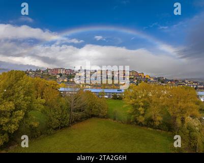 Luftaufnahme der Stadt Puigcerdà umgeben von einem Regenbogen (Cerdanya, Katalonien, Spanien, Pyrenäen) ESP: Vista aérea de Puigcerdà y un arco Iris Stockfoto