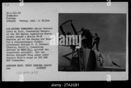 Major General Levis M. Walt, kommandierender General der III Marine Amphibious Force, steigt an Bord eines Marine F4-B Phantom Jet auf der Danang Air Base für einen Aufklärungsflug. Lieutenant Colonel W. C. Stevart steuert das Überschallflugzeug. Dieses Bild zeigt die Beteiligung der Marines in Vietnam während des Krieges. Stockfoto