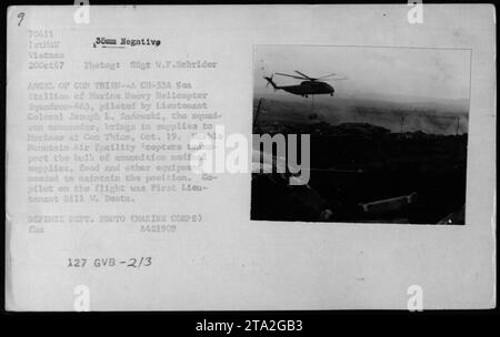 Am 19. Oktober 1967 liefert ein CH-53A Sea Hallion Helikopter der Marine Heavy Helicopter Squadron-463 Munition, medizinische Vorräte, Lebensmittel und Ausrüstung an die Truppen in Con Thien, Vietnam. Stockfoto