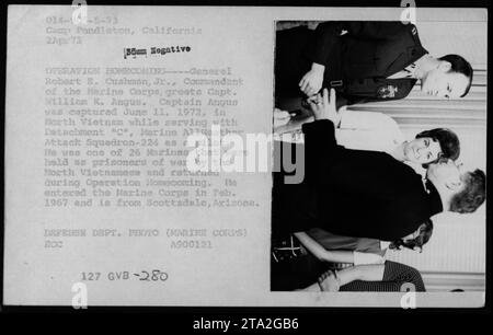 Bildunterschrift: General Robert E. Cushman, Jr., Kommandant des Marine Corps, begrüßt Captain William K. Angus während der Operation Homecoming am 2. April 1973 in Camp Pendleton, Kalifornien. Kapitän Angus wurde am 11. Juni 1972 gefangen genommen, während er als Pilot in Nordvietnam diente. Er war einer von 26 Marines, die von den Nordvietnamesen als Kriegsgefangene festgehalten wurden und bei dieser Operation repatriiert wurden. Stockfoto