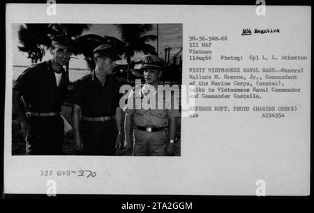 General Wallace M. Greene Jr., Kommandant des Marinekorps, spricht während eines Besuchs im August 1966 mit dem vietnamesischen Marinekommandanten und Kommandanten Costello auf einem vietnamesischen Marinestützpunkt. Dieses Foto wurde von CPL L. L. Atherton aufgenommen und ist Teil einer Sammlung, die die militärischen Aktivitäten der USA während des Vietnamkriegs dokumentiert. Bildquelle: Verteidigungsabteilung Foto (Marine Corps) MIS A194554. Stockfoto