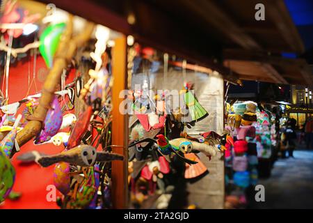 Budapest, Ungarn - 27. November 2023: Weihnachtsartikel auf der Messe. Stockfoto