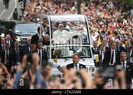 Papst Franziskus reist durch den Central Park, um die New Yorker am 25. September 2015 in New York City zu treffen und zu begrüßen. Stockfoto