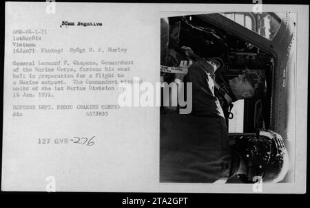 General Leonard F. Chapman, Kommandant des Marinekorps, schnallt sich vor einem Flug zu einem Marinestützpunkt während seines Besuchs in der 1. Marine-Division am 16. Januar 1971, wie vom Verteidigungsministerium dokumentiert. Stockfoto