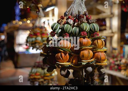 Budapest, Ungarn - 27. November 2023: Weihnachtsartikel auf der Messe. Stockfoto