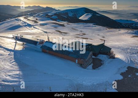 Luftaufnahme des schneebedeckten Gipfels der Tosa d'Alp an einem Wintermorgen (Cerdanya, Katalonien, Spanien, Pyrenäen) ESP: Vista aérea de la Tosa d'Alp, España Stockfoto