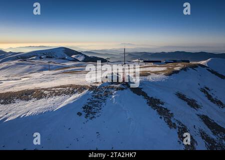 Luftaufnahme des schneebedeckten Gipfels der Tosa d'Alp an einem Wintermorgen (Cerdanya, Katalonien, Spanien, Pyrenäen) ESP: Vista aérea de la Tosa d'Alp, España Stockfoto