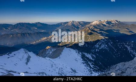 Luftaufnahme des schneebedeckten Gipfels der Tosa d'Alp an einem Wintermorgen (Cerdanya, Katalonien, Spanien, Pyrenäen) ESP: Vista aérea de la Tosa d'Alp, España Stockfoto