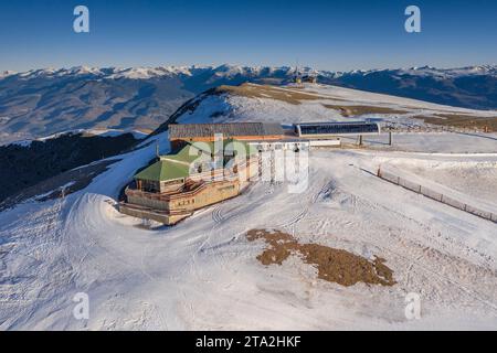 Luftaufnahme des schneebedeckten Gipfels der Tosa d'Alp an einem Wintermorgen (Cerdanya, Katalonien, Spanien, Pyrenäen) ESP: Vista aérea de la Tosa d'Alp, España Stockfoto